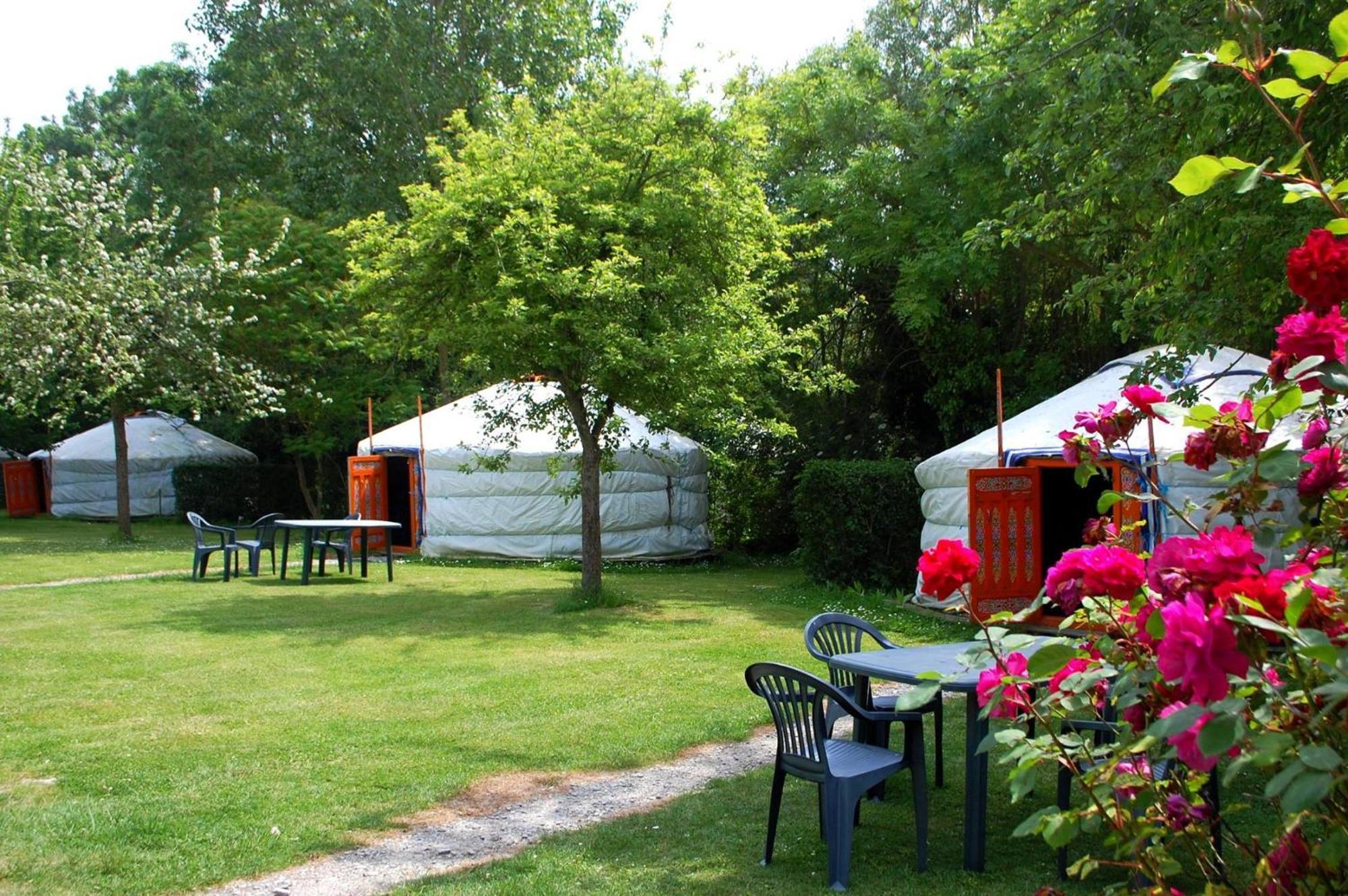 Le Village Insolite Yourte Et Roulotte Saint Benoit des Ondes Bagian luar foto