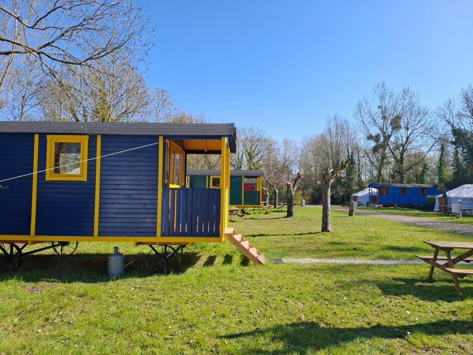 Le Village Insolite Yourte Et Roulotte Saint Benoit des Ondes Bagian luar foto