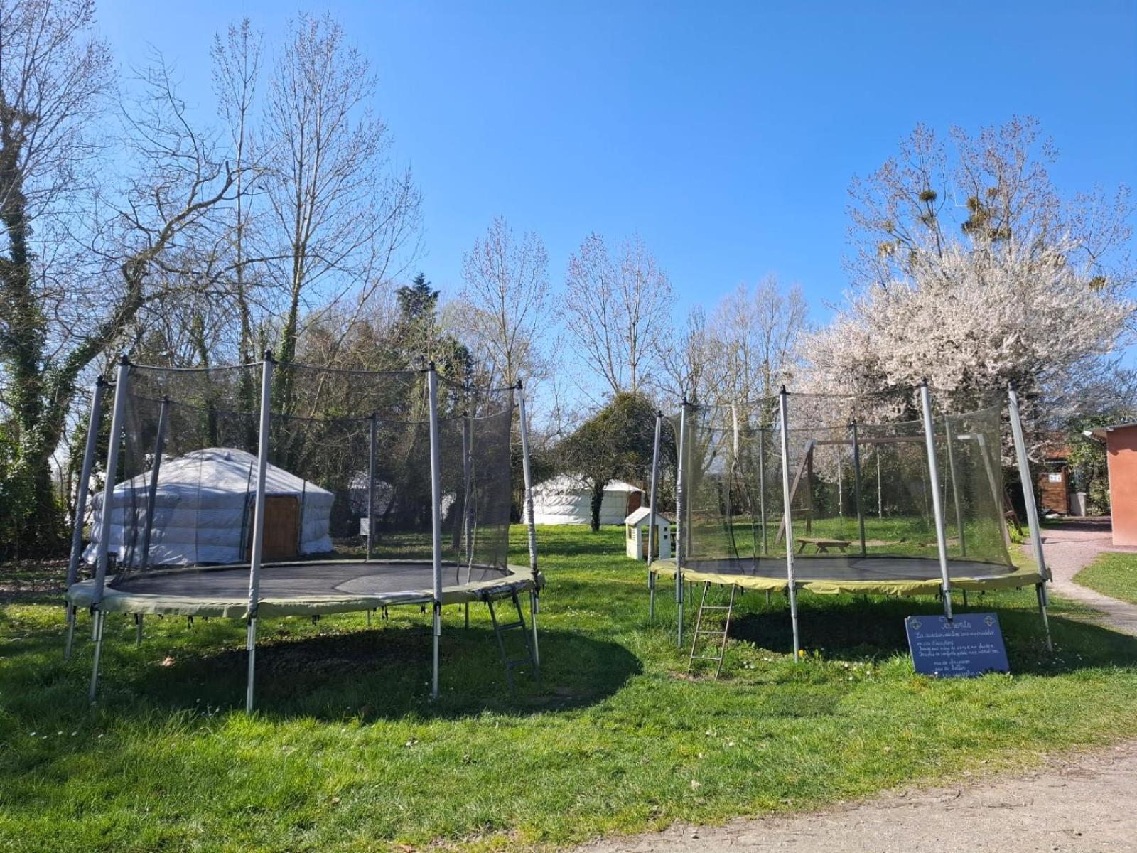 Le Village Insolite Yourte Et Roulotte Saint Benoit des Ondes Bagian luar foto