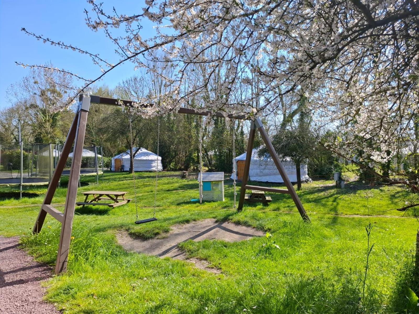 Le Village Insolite Yourte Et Roulotte Saint Benoit des Ondes Bagian luar foto